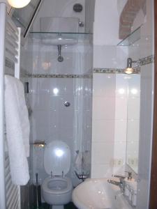 um banheiro branco com um vaso sanitário e uma pia em Vacanze al Colosseo Polveriera em Roma