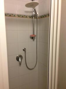 ローマにあるVacanze al Colosseo Polverieraのバスルーム(シャワー、シャワーヘッド付)が備わります。