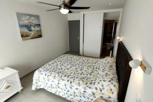 una camera con letto e ventilatore a soffitto di ROOFTOP EstrelaDoMar NewOpening- 150m to the Beach a Carvoeiro