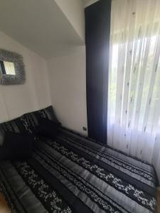 um quarto com duas camas e uma janela em Apartman Anastasija em Banja Luka