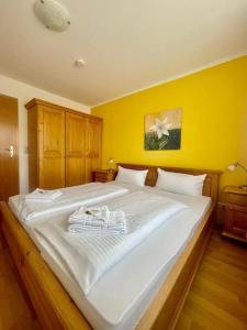 Postel nebo postele na pokoji v ubytování Ferienwohnung Lilie - zentral in Bad Wiessee