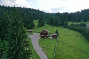 una vista aérea de una casa en un campo verde en Cabana Niki-Rum Haz en Bucin