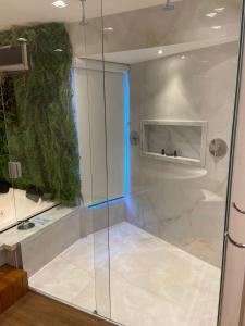a bathroom with a shower with a glass door at Hotel Espadarte in Iriri