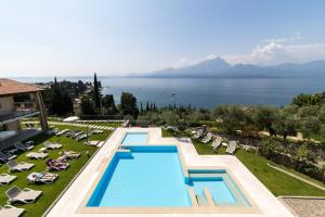 ariale Aussicht auf ein Resort mit Pool in der Unterkunft Residence La Corte Danese in Torri del Benaco