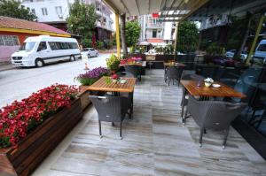 A restaurant or other place to eat at Golden Deluxe Hotel