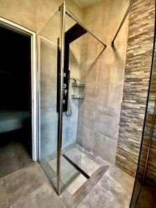 una doccia con porta in vetro in bagno di BAOBAMBOU à 5 min de l'Océan a Vielle-Saint-Girons