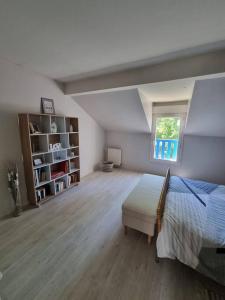 um quarto grande com uma cama e uma janela em Charmante maison proche de Paris em Sainte-Geneviève-des-Bois