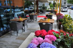 A restaurant or other place to eat at Golden Deluxe Hotel