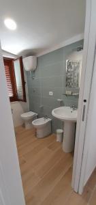 - Baño con 2 lavabos y aseo en Arena Vacanze en Castellabate