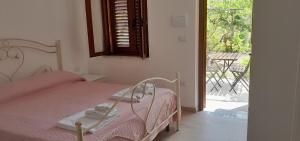 sypialnia z łóżkiem i widokiem na patio w obiekcie Arena Vacanze w mieście Castellabate