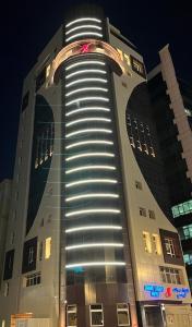 ein großes Gebäude mit Lichtern in der Nacht in der Unterkunft Grand Legacy Hotel Doha in Doha