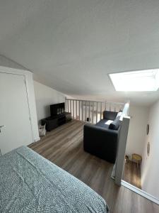 sypialnia z łóżkiem i kanapą w pokoju w obiekcie Petite maison de vacances au bord de l'eau w mieście Leucate
