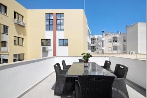 d'une terrasse avec une table et des chaises sur un balcon. dans l'établissement A Casa da Elsa, à Faro