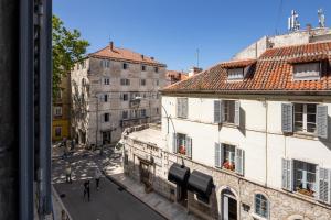 een uitzicht op een stadsstraat vanuit een gebouw bij Boutique LUX Rooms Odello Split Old Town in Split