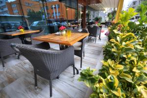 A restaurant or other place to eat at Golden Deluxe Hotel