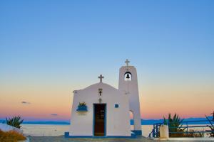 拉斐那Sevasti Rafina的顶部有十字架的小白色教堂