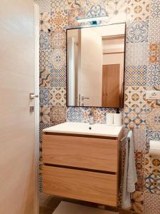 y baño con lavabo y espejo. en Casa Elda en Marina di Ragusa