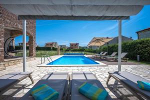 Bazén v ubytování Paradis Villa Stone Queen with Heated Pool nebo v jeho okolí