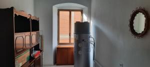 frigorifero in camera con finestra di Ferry House a La Spezia
