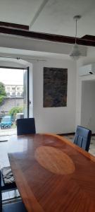 un grande tavolo in legno in una stanza con sedie di Ferry House a La Spezia