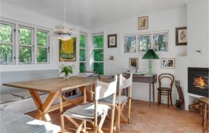 een eetkamer met een tafel en stoelen en een bureau bij Lovely Home In Hornbk With Kitchen in Hornbæk
