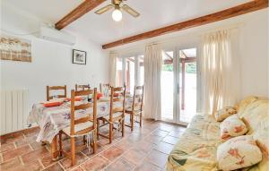 uma sala de jantar com uma mesa e cadeiras e um sofá em Nice Home In Aspiran With Private Swimming Pool, Can Be Inside Or Outside em Aspiran