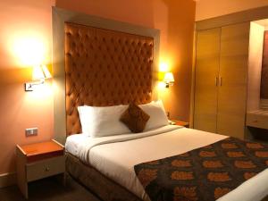 Postel nebo postele na pokoji v ubytování Santana Hotel Cairo