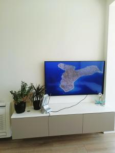TV in/ali zabaviščno središče v nastanitvi Apartment with a sea view.