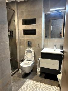 La salle de bains est pourvue de toilettes et d'un lavabo. dans l'établissement Best location, 2 minute to beach, à Casablanca