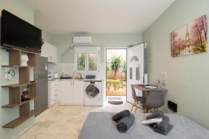 Kuchyň nebo kuchyňský kout v ubytování AIOLOS LUXURY alimos quiet apartment 1 + 7 fotografií