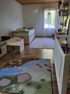 Zimmer mit Kinderbett und Teppich auf dem Boden in der Unterkunft Villa Maria in Varkaus