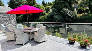 Um jardim no exterior de Shandon Bells Guest House