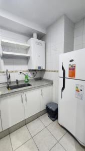 Küche/Küchenzeile in der Unterkunft Departamento Shoping Alto Noa