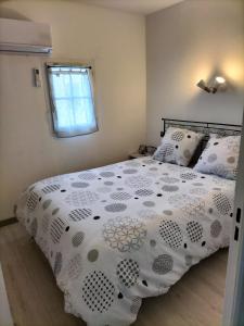 Un pat sau paturi într-o cameră la Maison camargaise