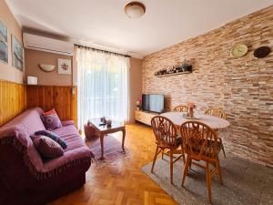 Televízia a/alebo spoločenská miestnosť v ubytovaní Apartment Roses