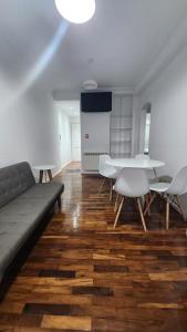 ein Wohnzimmer mit einem Sofa, einem Tisch und Stühlen in der Unterkunft Departamento Shoping Alto Noa in Salta