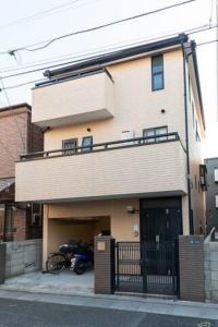 um edifício com uma moto estacionada na garagem em Noriko's Home - Vacation STAY 13624 em Kawasaki
