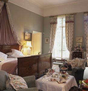 Łóżko lub łóżka w pokoju w obiekcie Marlfield House Hotel Relais et Chateaux