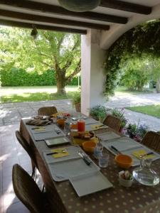 ein Tisch für eine Mahlzeit auf einer Terrasse in der Unterkunft DUE QUERCE in Conscio