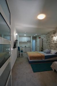 una camera con letto e parete in pietra di APARTMENTs VISIT PERAST a Perast