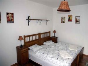 ヴェルカ・ウーパにあるHoliday home in Pec pod Snezkou 2156のベッドルーム1室(ベッド1台、テーブル2台、ランプ付)