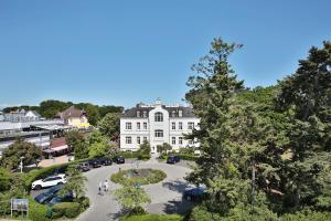 a large white building with a park in front of it at Villa Seestern Villa Seestern Appartement 8 in Timmendorfer Strand