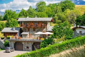 Casa grande con balcón en la parte superior. en La Majon de Fohten en Montjovet