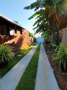 a walkway in a yard next to a house at Vil'Ariane in Sainte-Marie