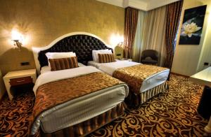 A bed or beds in a room at Golden Deluxe Hotel Még 37 kép