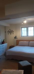 - une chambre avec un grand lit et une fenêtre dans l'établissement Hanna's House, à Elora