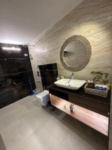 uma casa de banho com um lavatório e um espelho em 32 Avenue jodhpur em Jodhpur