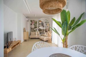 a living room with a table and chairs and a dining room at Casa Caribe Ivan Luxury Homes 7ªPlta Frontal 1ªLinea in Oropesa del Mar