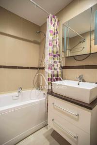 a bathroom with a sink and a bath tub and a sink at Casa Caribe Ivan Luxury Homes 7ªPlta Frontal 1ªLinea in Oropesa del Mar