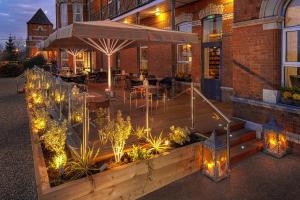 Um jardim no exterior de The Address Cork (formerly Ambassador Hotel & Health Club)